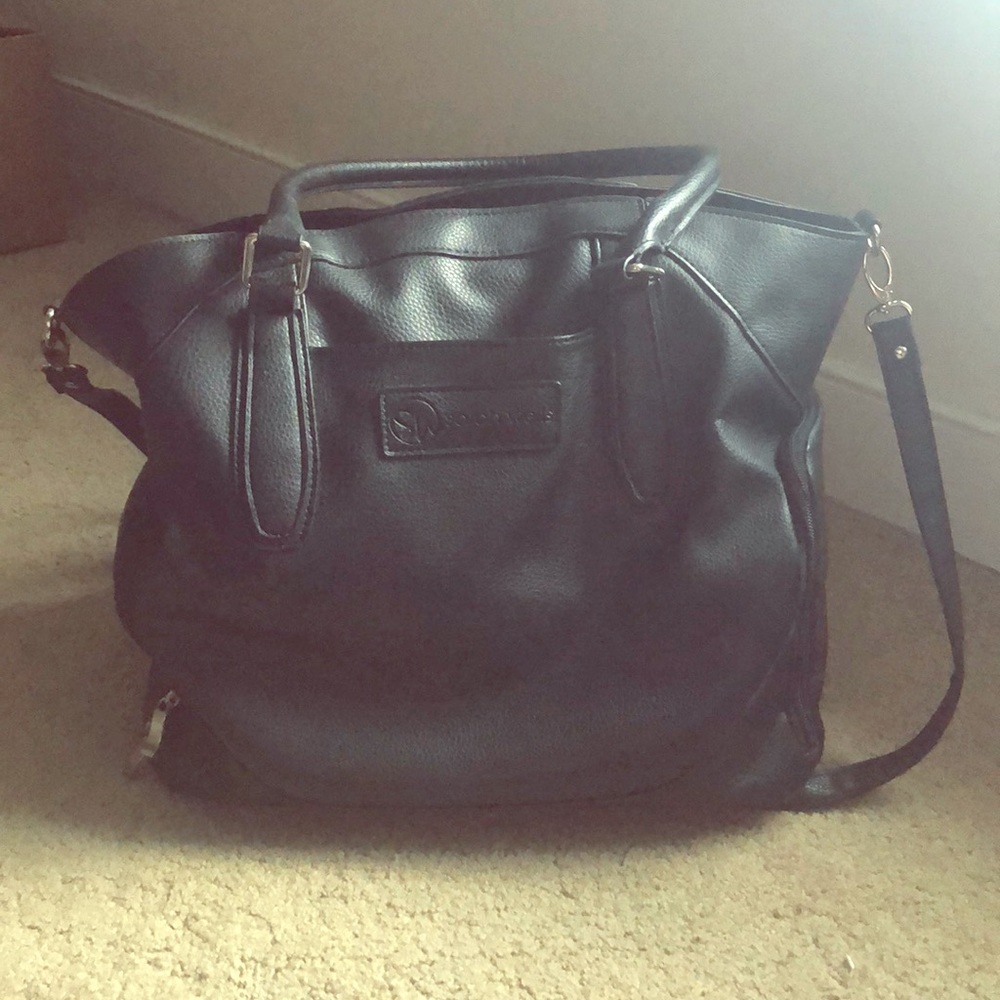 Sarah Wells “Annie” Pump Bag